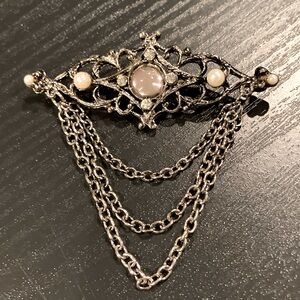 EUC vintage antique inspired silver metal pin brooch w/ rhinestones /faux pearls